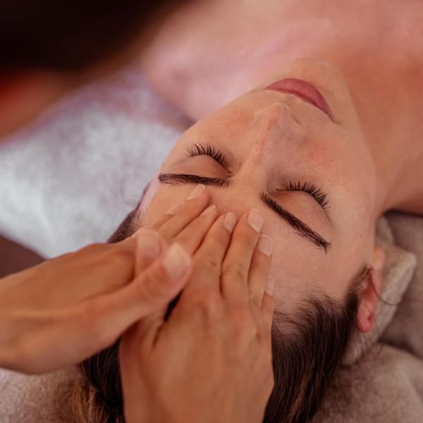 A lady getting a face massage in the spa at Falkensteiner Balance Resort Stegersbach