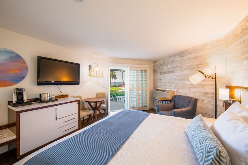 Hotel room with one bed and TV