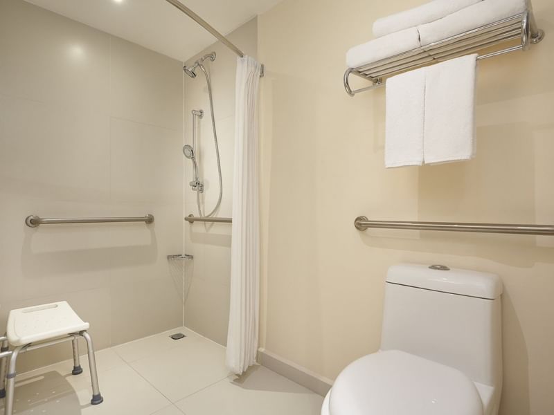 Zona de ducha en habitación accesible de One Hotels