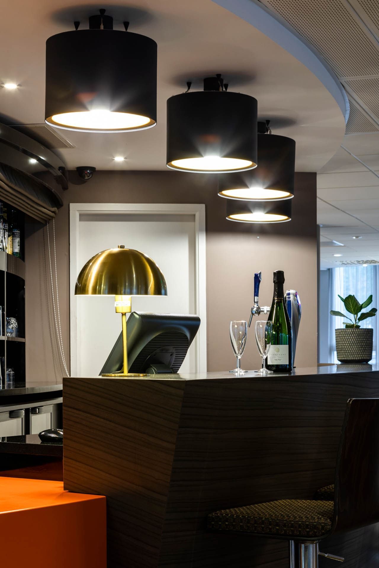 Bar avec bouteilles et verres à l'Escale Oceania Pornichet