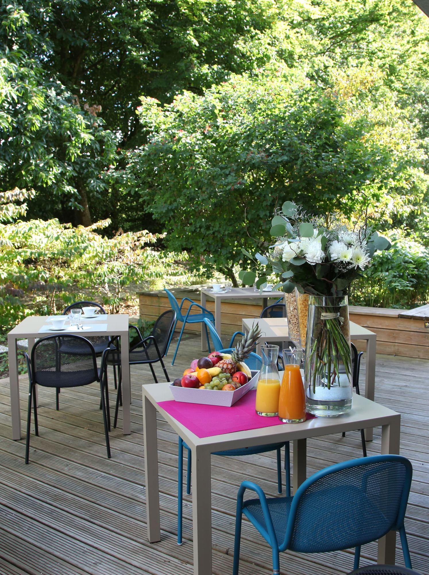 Espace repas extérieur à Escale Oceania Rennes