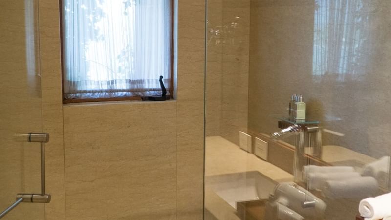 Close-up of the shower of a suite at Gamma Monterrey Rincón