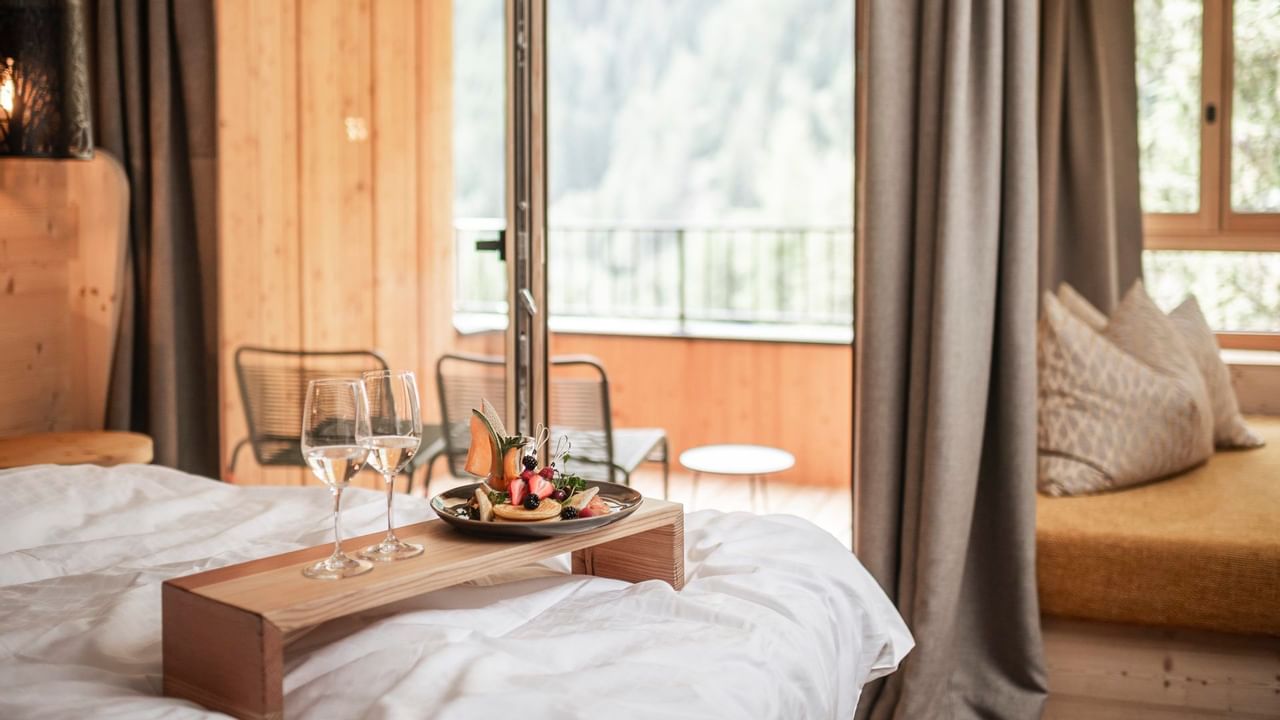 Il vassoio con la colazione su un letto in una stanza di un hotel