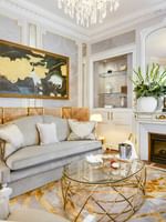 La chambre de la suite « Duke of Westminster », élégamment décorée, à l'Hôtel Westminster Paris.