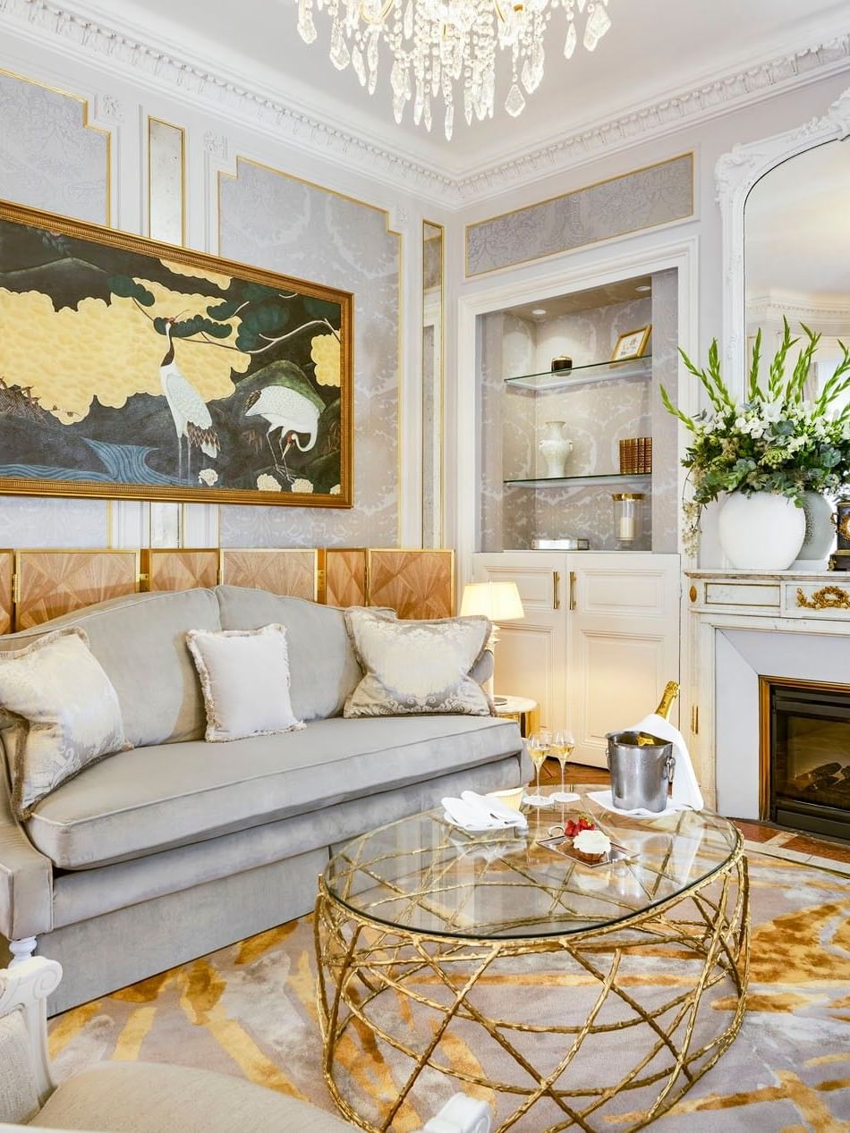 La chambre de la suite « Duke of Westminster », élégamment décorée, à l'Hôtel Westminster Paris.