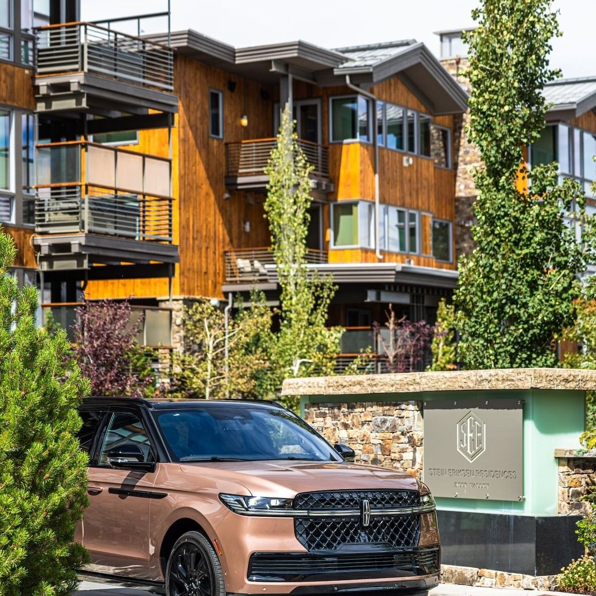Lincoln Navigator outside Stein Eriksen Residences