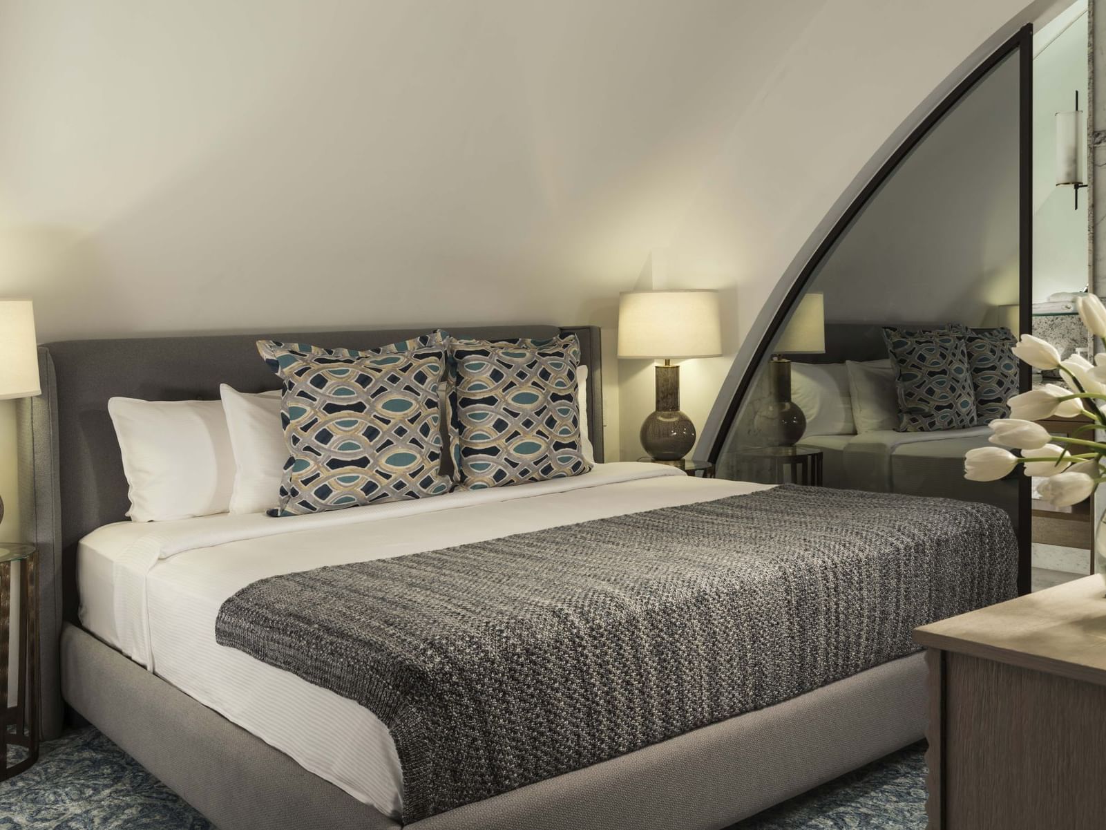 Loft Marquis con cama, mantas y almohadas en el hotel Marquis Reforma en Ciudad de México