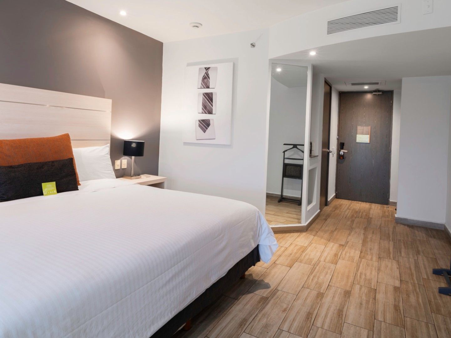 Habitación De Lujo King en el Real Inn Perinorte en Tlalnepantla con cama grande y decoración moderna.