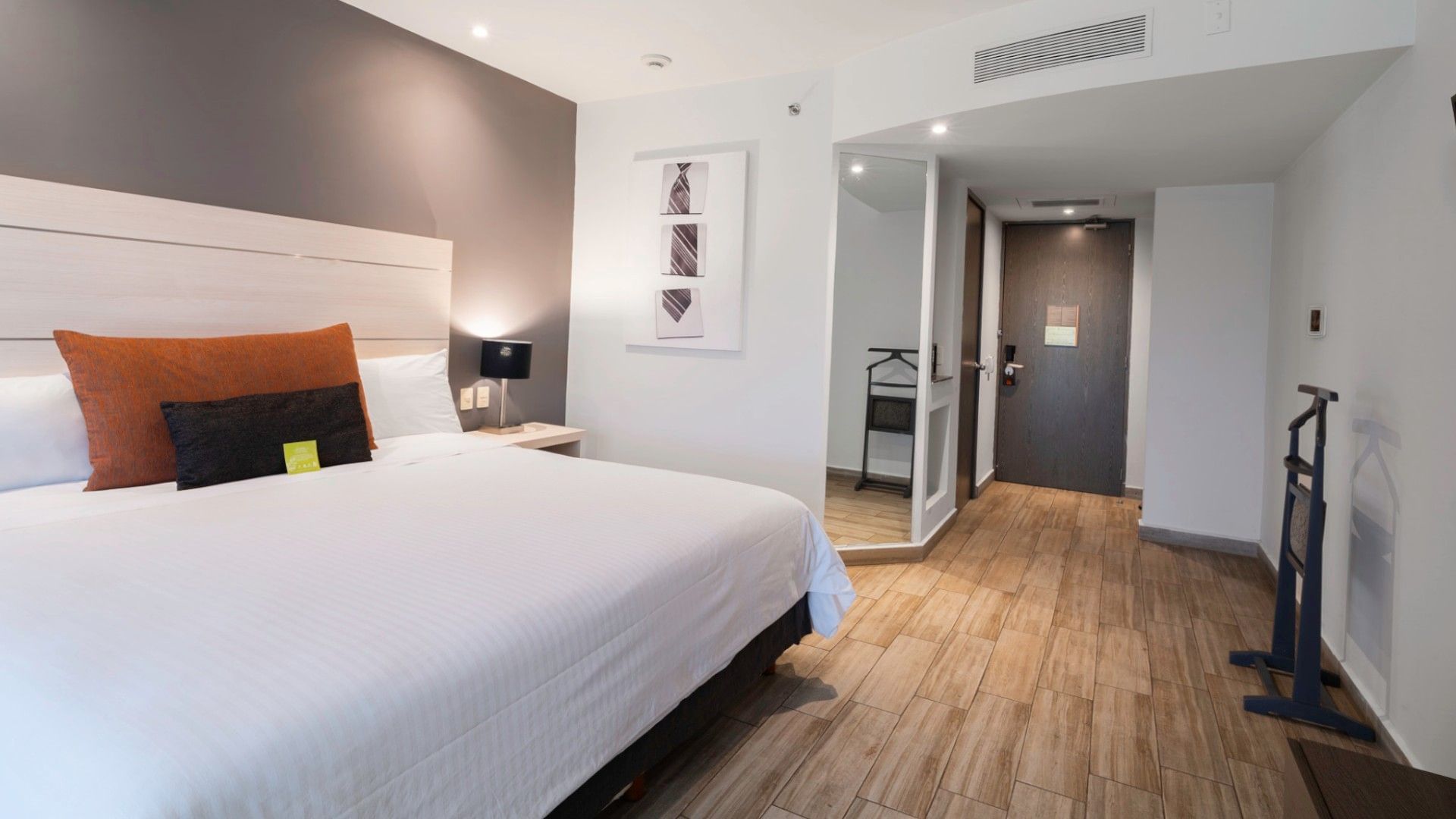 Habitación De Lujo King en el Real Inn Perinorte en Tlalnepantla con cama grande y decoración moderna.