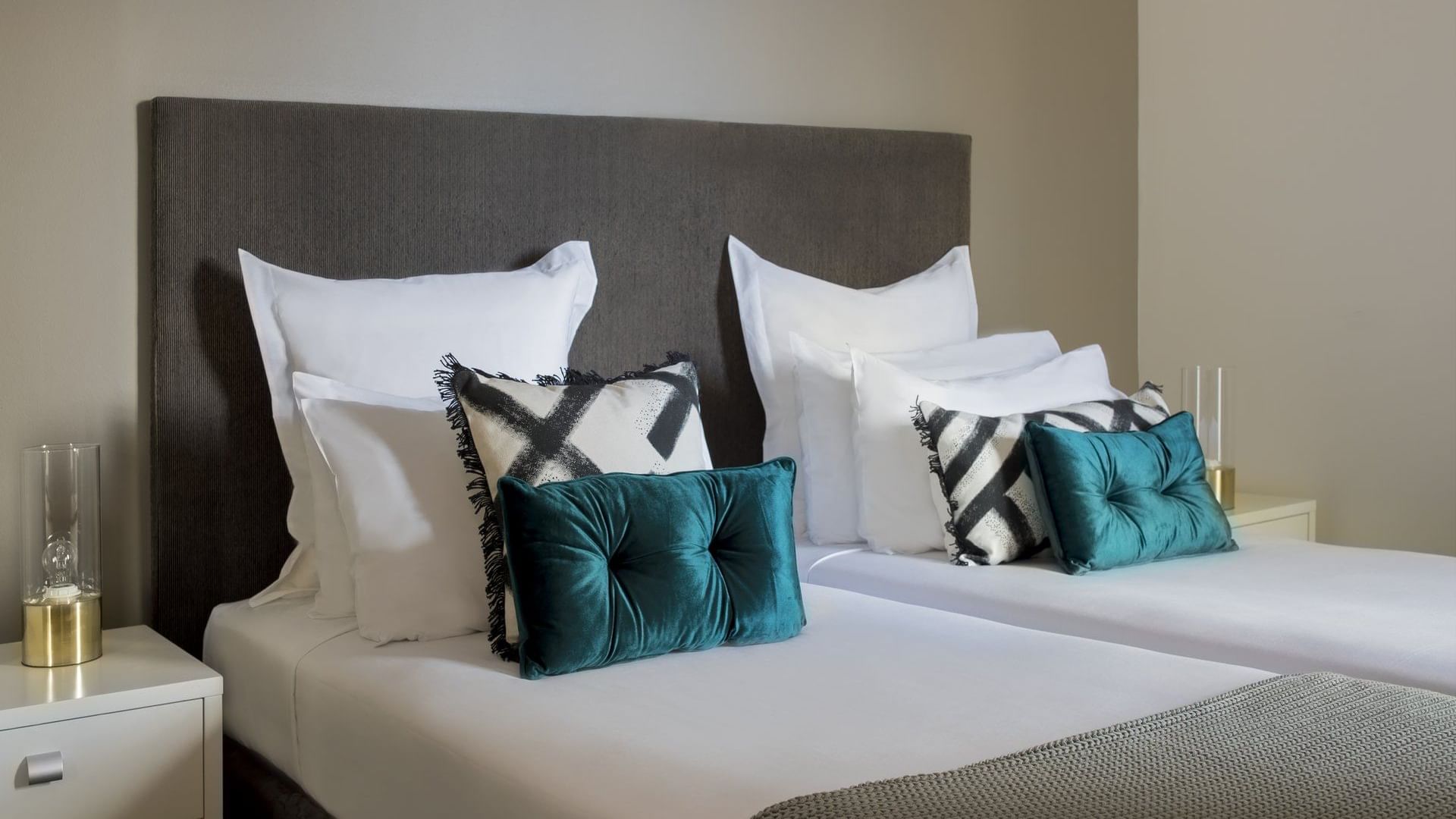 Twin beds in Garden View Room at Pullman Quay Grand Sydney
