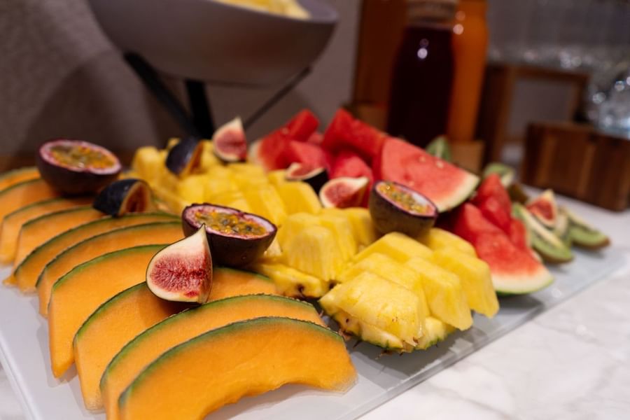 Gros plan sur un plateau de fruits frais coupés en morceaux, au Warwick Paris Champs-Élysées