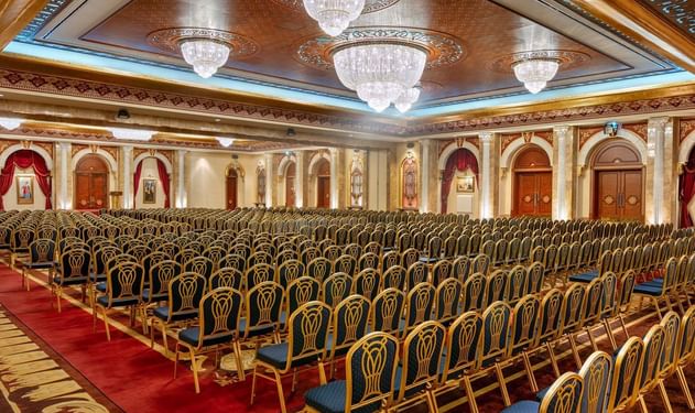 Titanic Mardan Palace’ta sıralı sandalyeli ve dekoratif avizeli lüks konferans salonu.