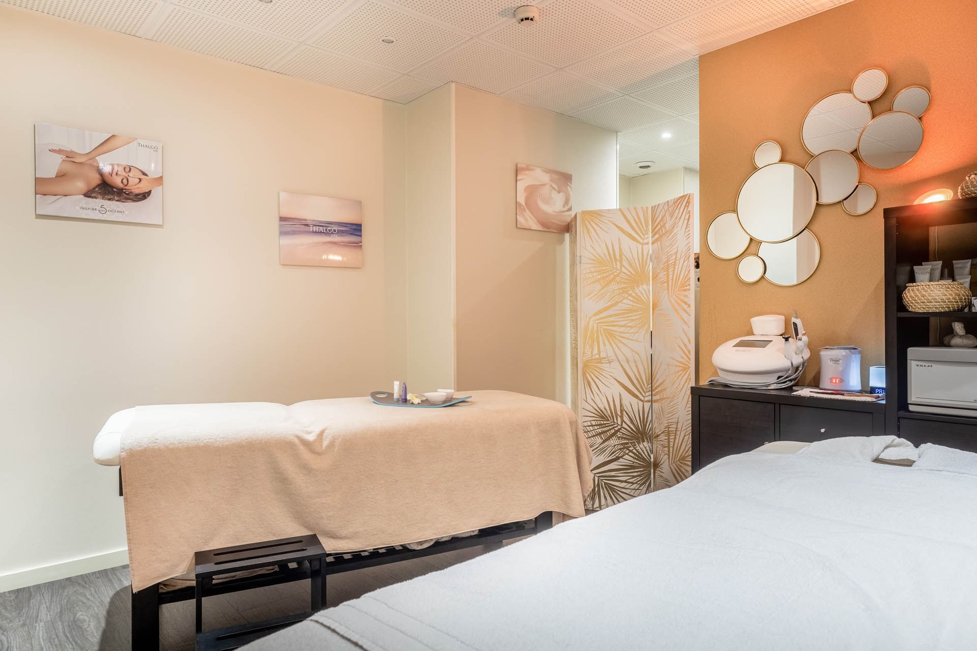 Lits de massage dans le spa à l'Oceania L'Univers Tours