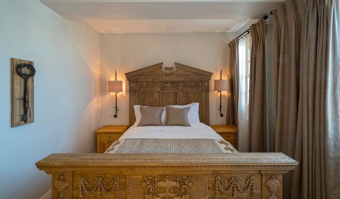 Hotel vieux port Québec - Chambre élégante avec un lit en bois massif dans un hôtel historique