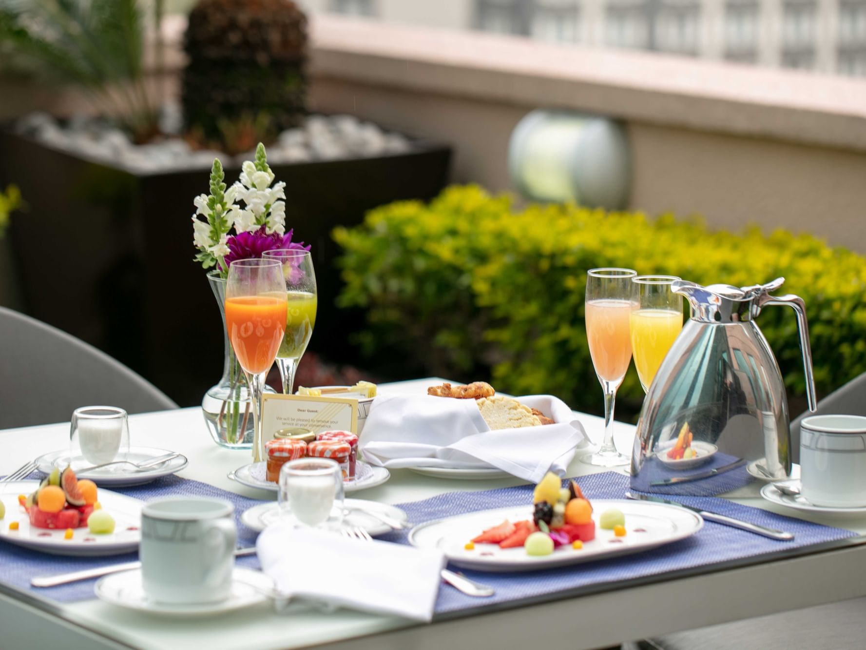 Dishes served in an outdoor dining area at Marquis Reforma