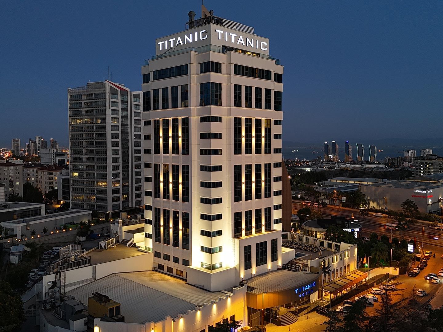 Titanic Business Kartal, gece ışıklarıyla aydınlanan etkileyici mimarisi ve şehir silüetiyle İstanbul’un kalbinde göz kamaştırıyor.