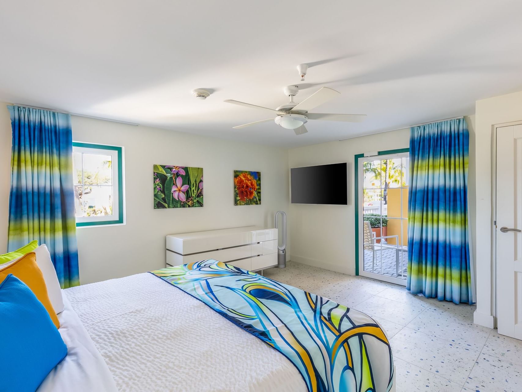 Escritorio de trabajo y televisor frente a la cama king en la Honeymoon Suite de Passions on the Beach