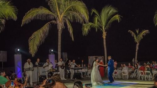 A wedded couple dancing in the beach at Hotel Villa Varadero