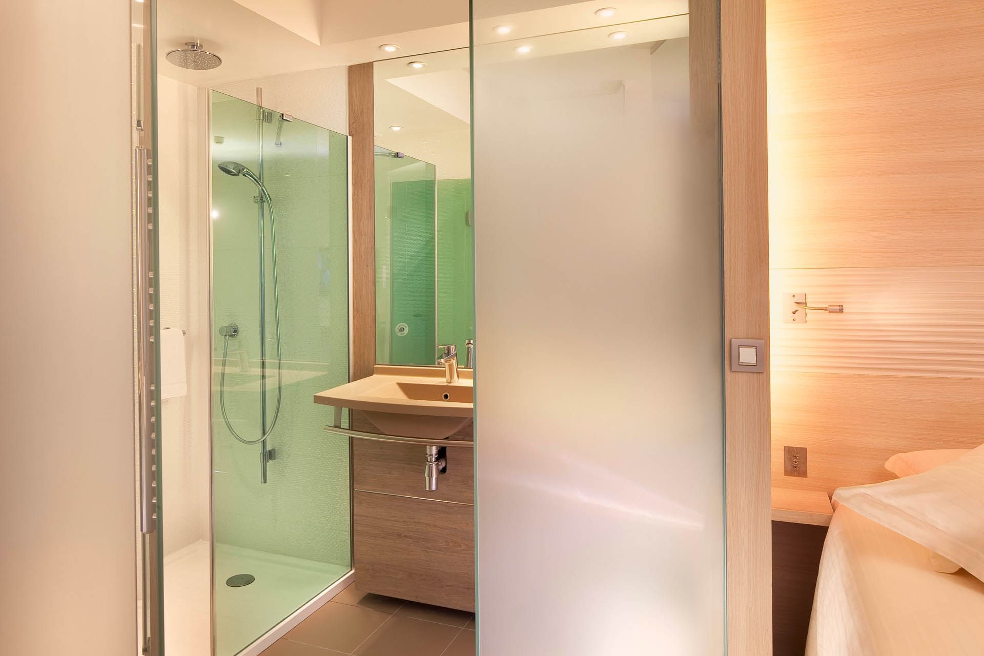 Coin douche dans une salle de bain à l'Oceania L'Univers Tours