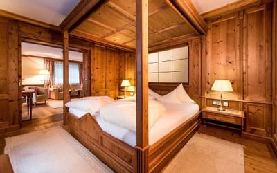 A canopy bed in Comfort Superior Suite at Liebes Rot Flueh