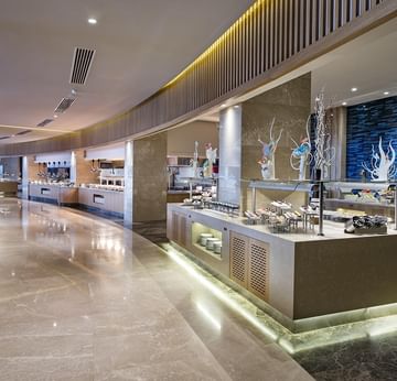 Titanic Luxury Collection Bodrum’daki Parkfora Ana Restoran’ın büfe düzenlemesine ait iç mekân.