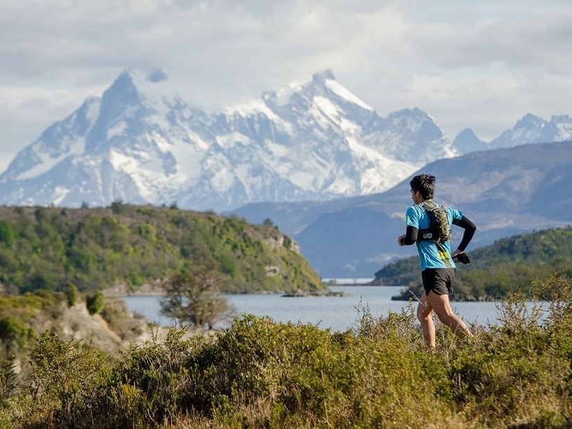 A man running over trails in Ultra Paine near Hoteles Australis