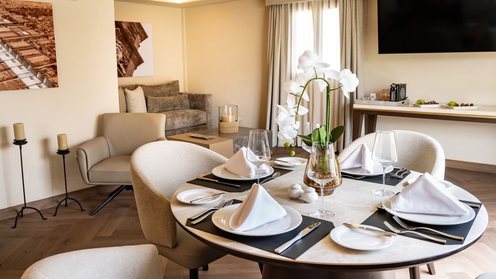 Comedor con mesa redonda y sillas en Suite Gobernador King de Quinta Real Puebla en Heroica Puebla de Zaragoza