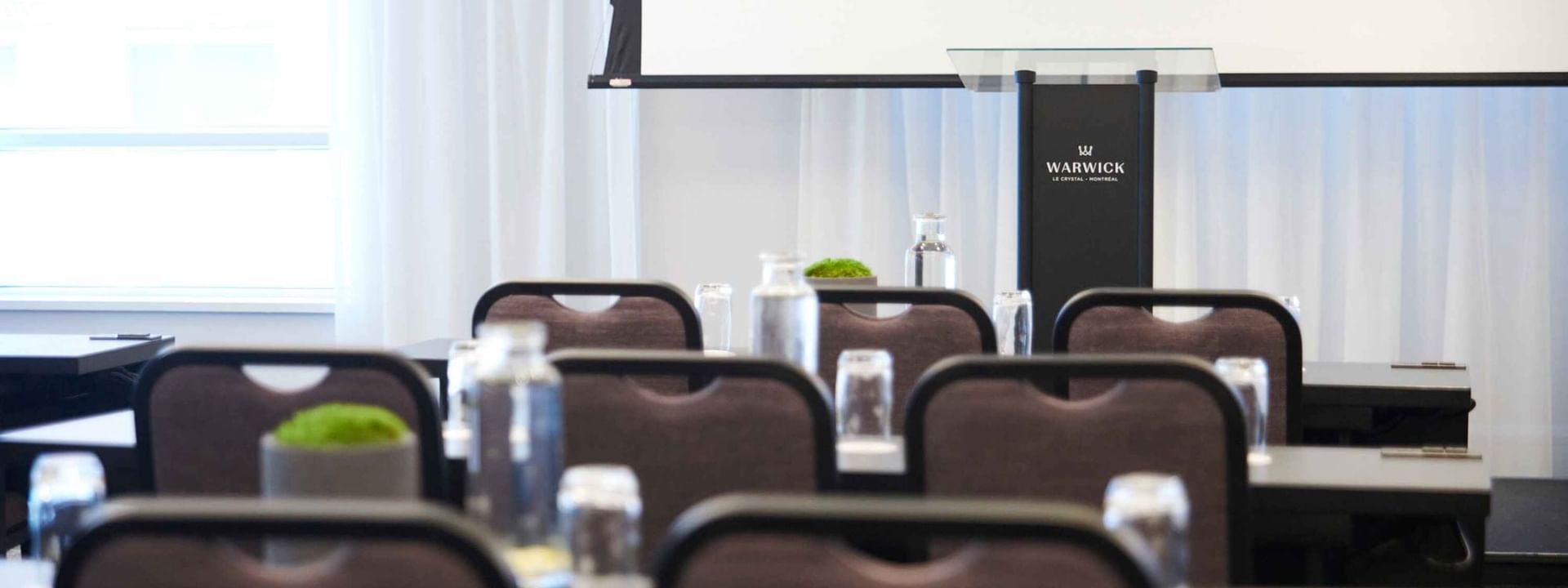 Aménagement de la salle avec un écran de projection dans le Salon Crescent du Warwick Hotels and Resorts
