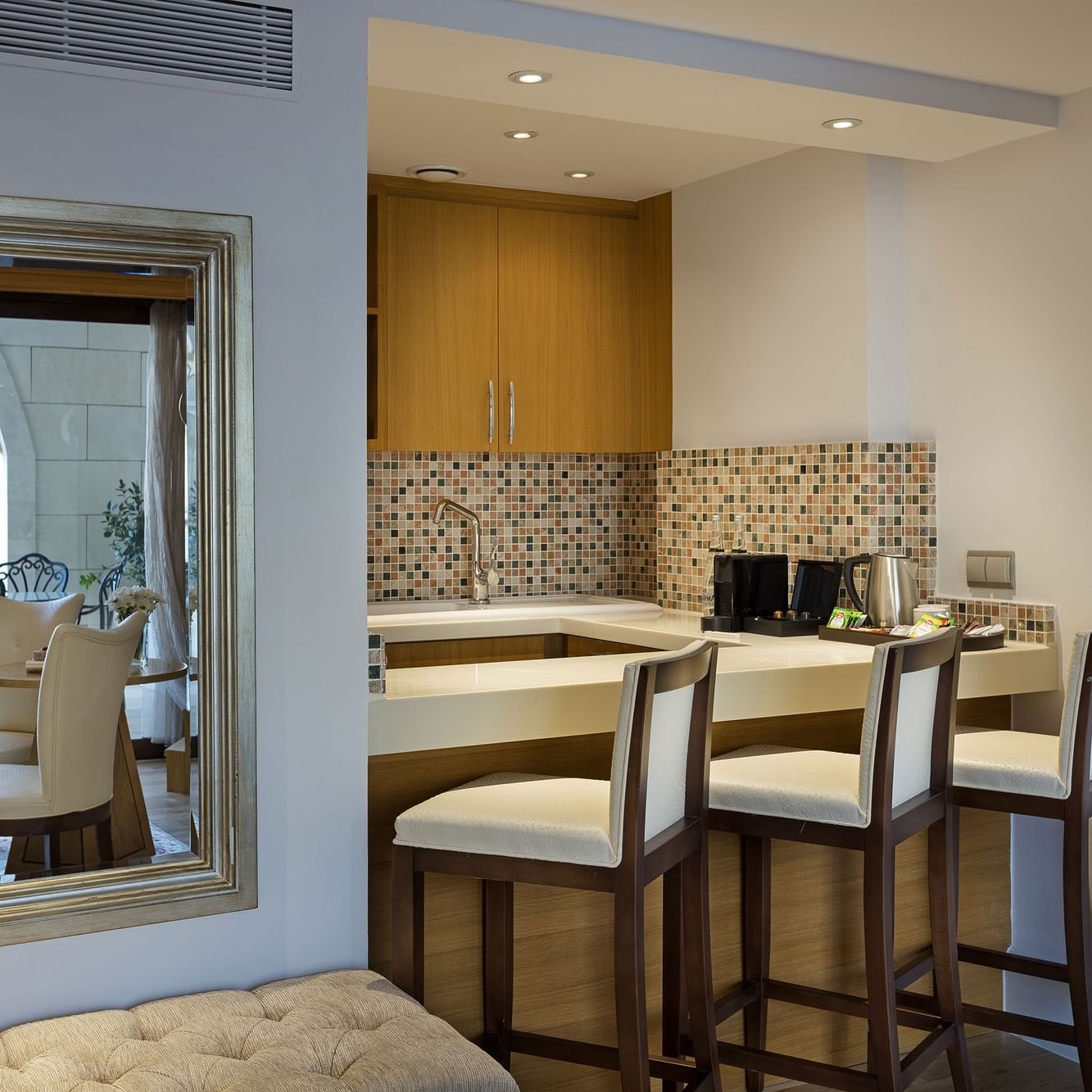 Titanic Mardan Palace'ta yer alan Premium Pool Duplex Suite Swim-Up'ta tezgah ve kahve makinesi içeren mini mutfak alanı