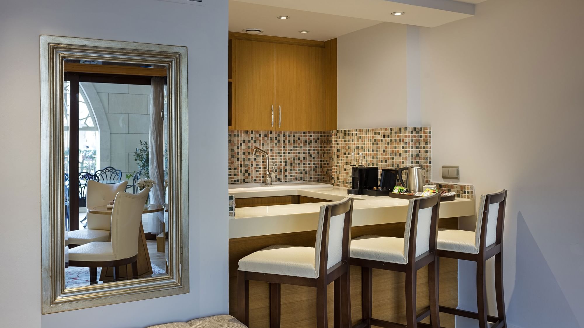 Titanic Mardan Palace'ta yer alan Premium Pool Duplex Suite Swim-Up'ta tezgah ve kahve makinesi içeren mini mutfak alanı