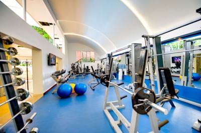 Gimnasio cubierto con amenidades de gimnasio en el Hotel Dann Carlton Medellín