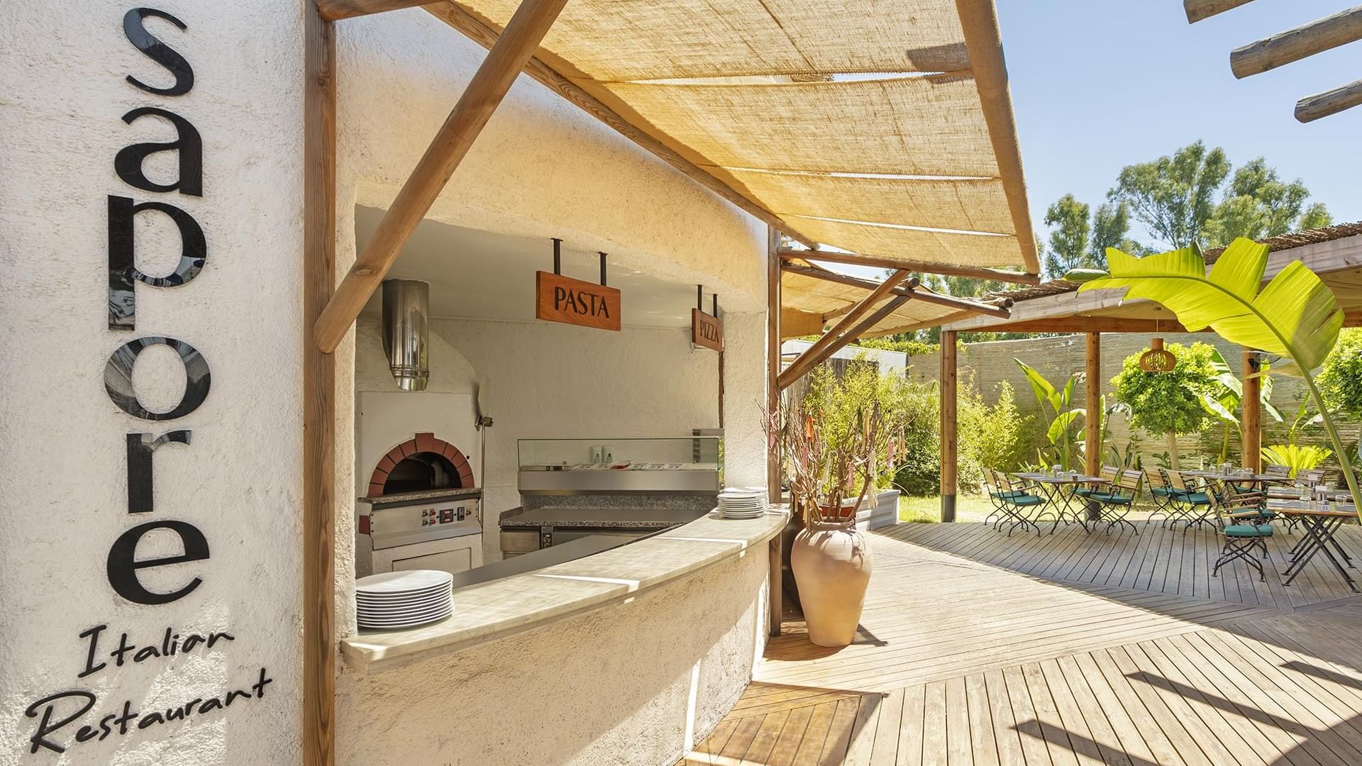 Titanic Mardan Palace’ta Sapore Italian Snack Restaurant, açık büfe alanıyla açık havada İtalyan lezzetleri sunar.