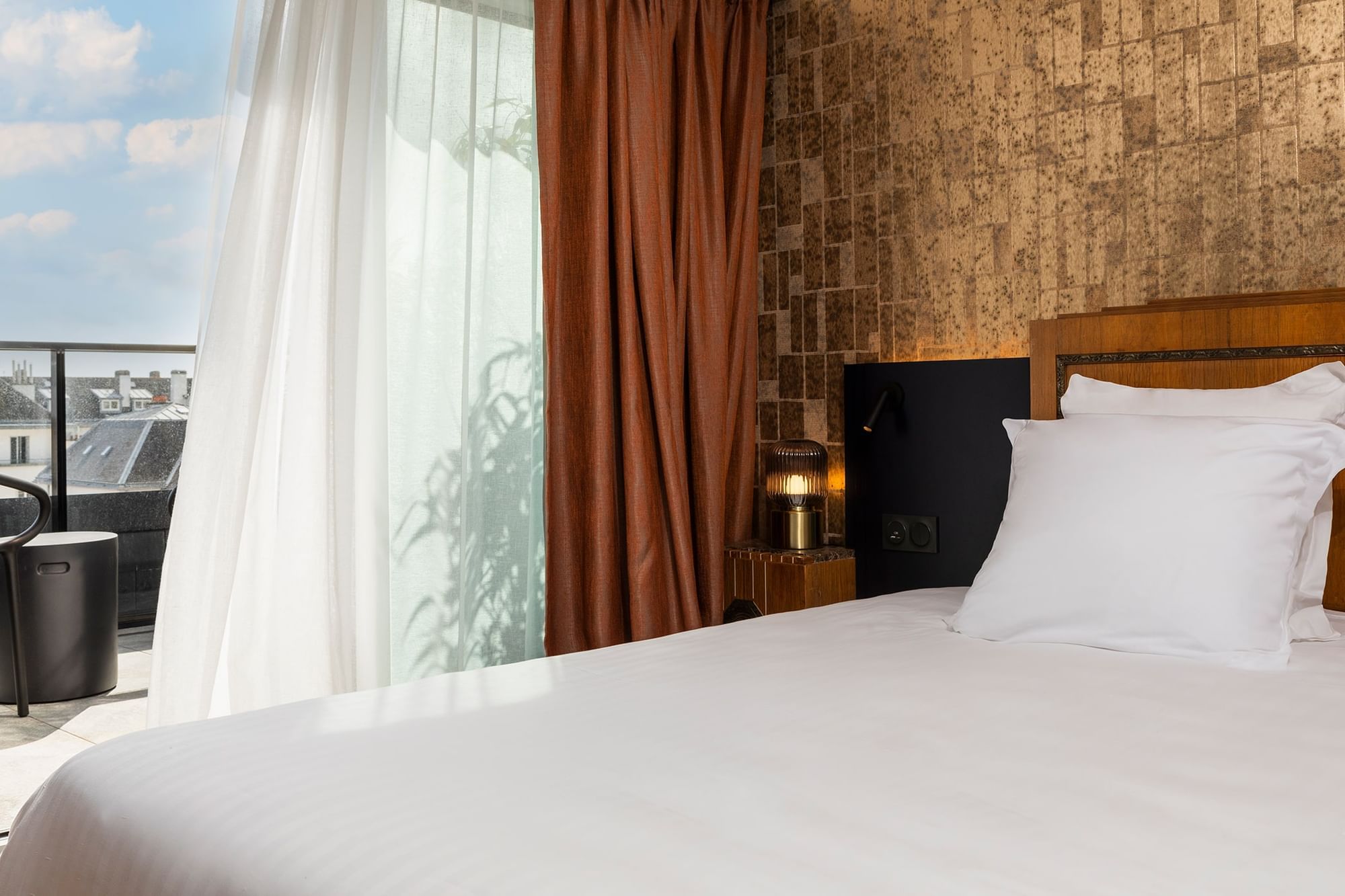 Lit king et balcon dans une chambre à Oceania Le Conti Brest