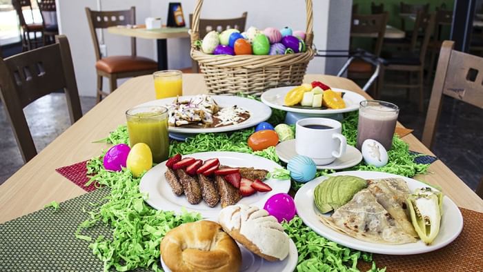 Desayuno de Pascua con huevos de colores, tostadas francesas, fruta fresca y café en La Pérgola de Araiza Palmira 