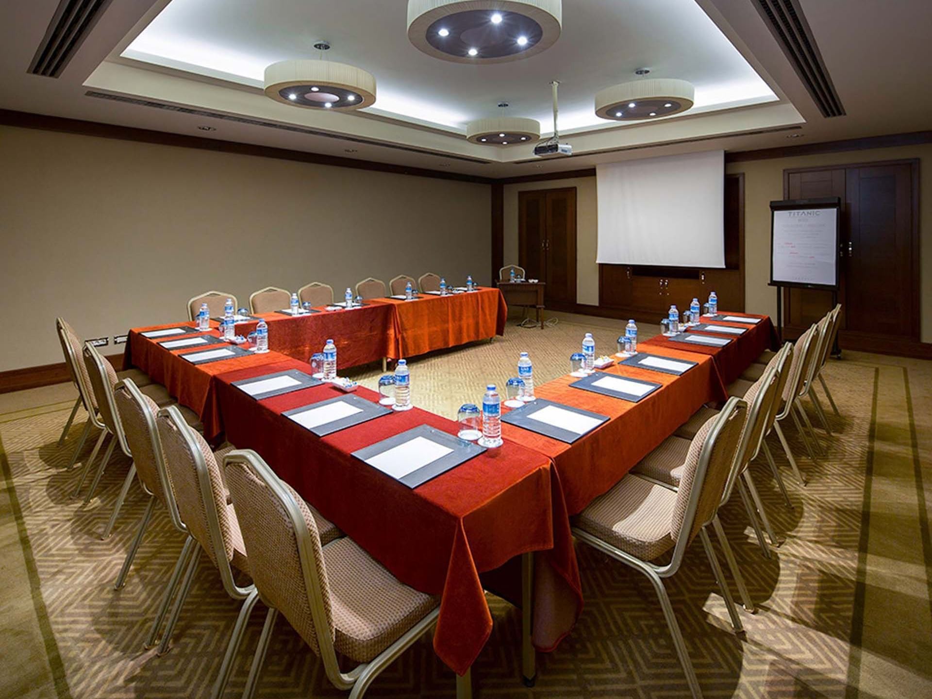 U-shaped table set-up in Porto meeting room at Titanic City Taksim