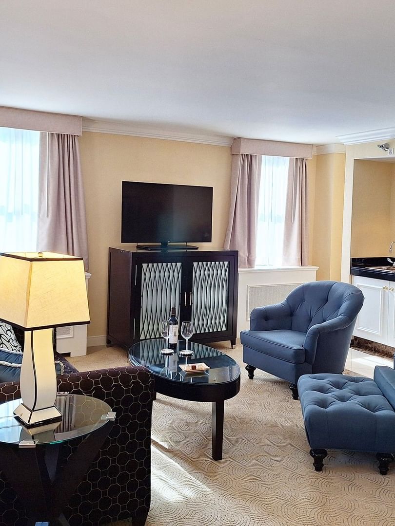 Specialty Suite TV lounge with plush sofas and a coffee table near the kitchen counter at Warwick Allerton Chicago