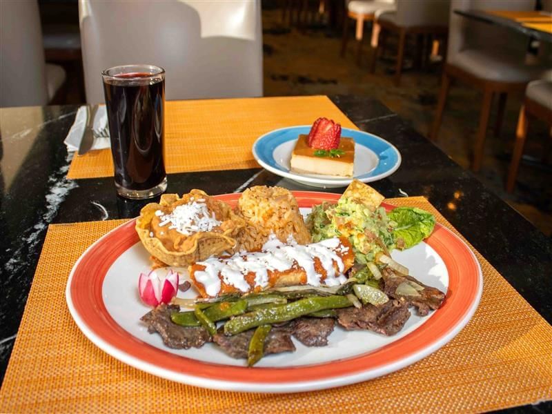 Plato mexicano de carnes a la carta con guarniciones, bebida y postre en Cafetería Palmira de Araiza Calafia