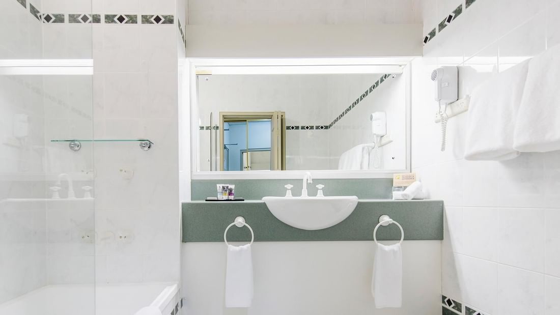 Bathroom in Standard Queen Room at Mercure Charlestown 