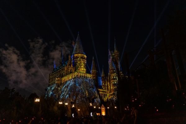 Every night, Hogwarts castle comes alive with holiday projections in celebration of Christmas at Universal Orlando. 