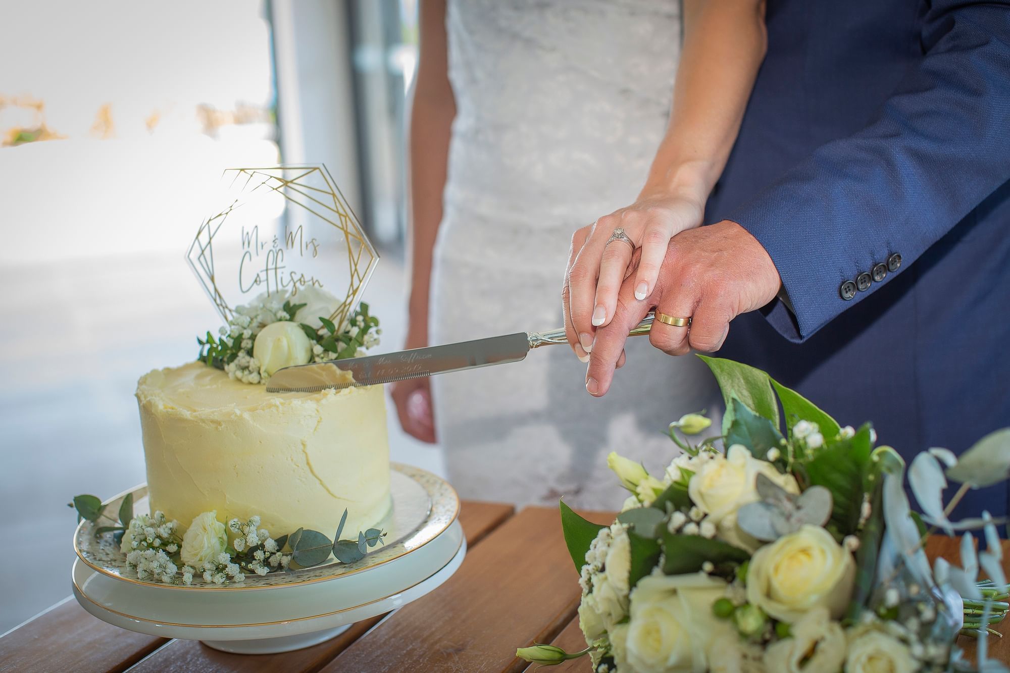 Couple cutting the wedding cake at Daydream Island Resort