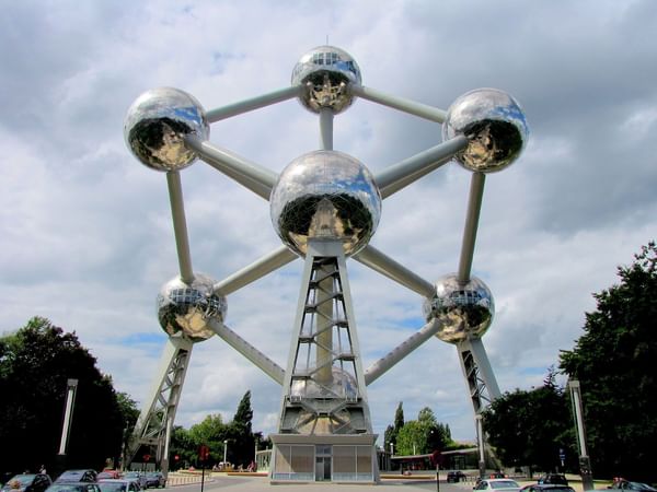La vue extérieure de l'Atomium près de l'Hôtel Brussels