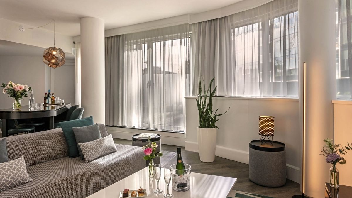 L'élégant salon du Penthouse Drummond au Warwick Le Crystal Montréal.