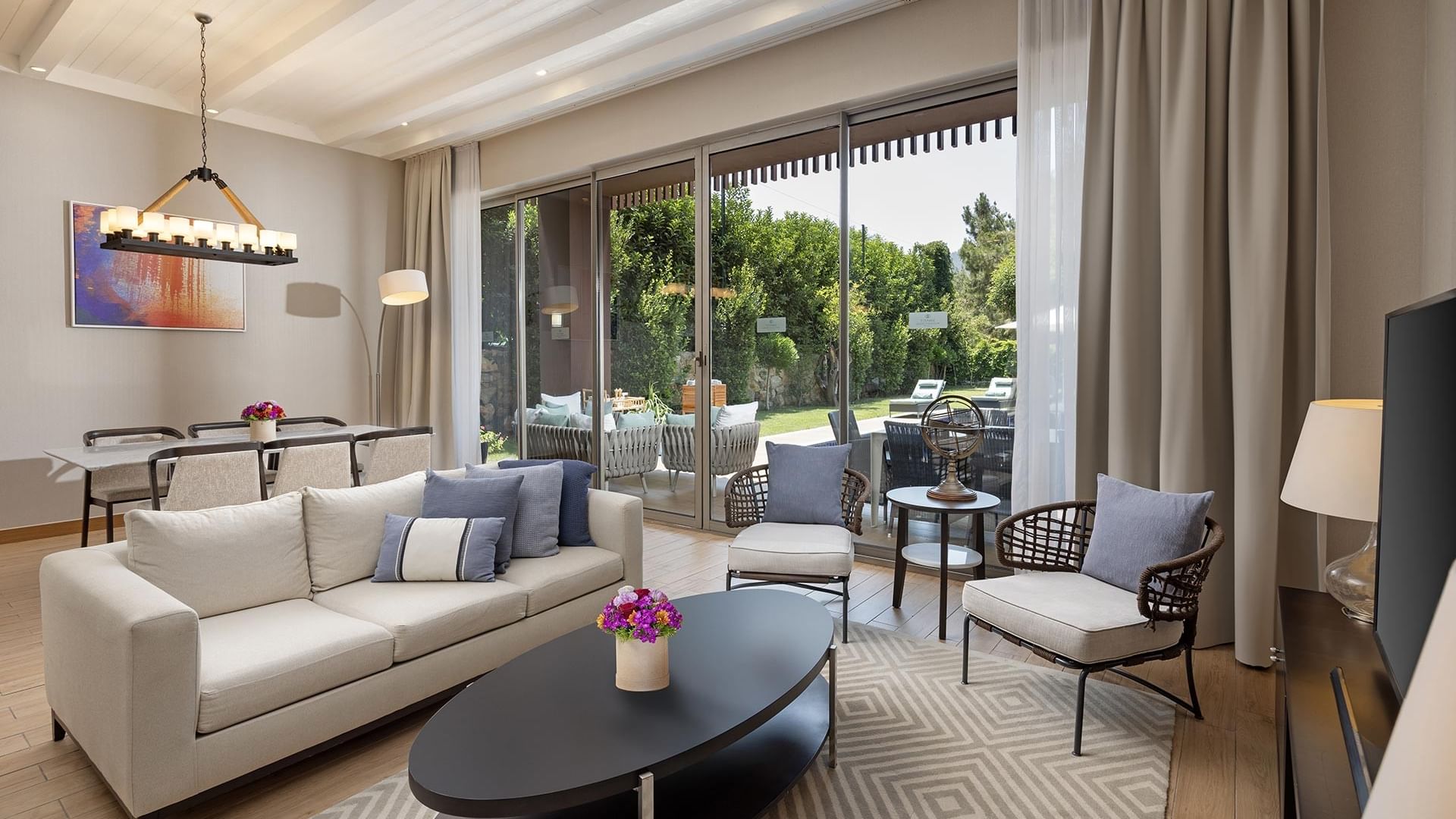 Titanic Luxury Collection Bodrum’daki Exclusive Villa’da oturma odası ve yemek alanı.