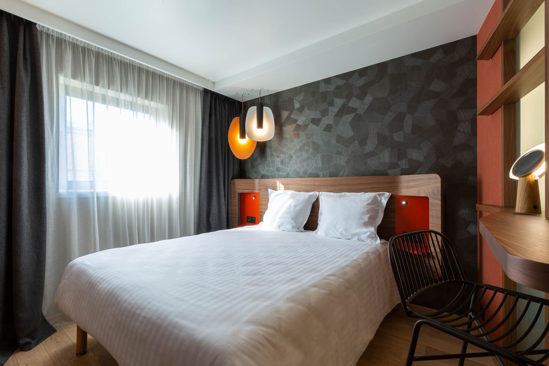 Lit king-size et bureau dans une chambre à l'Oceania Paris Porte de Versailles