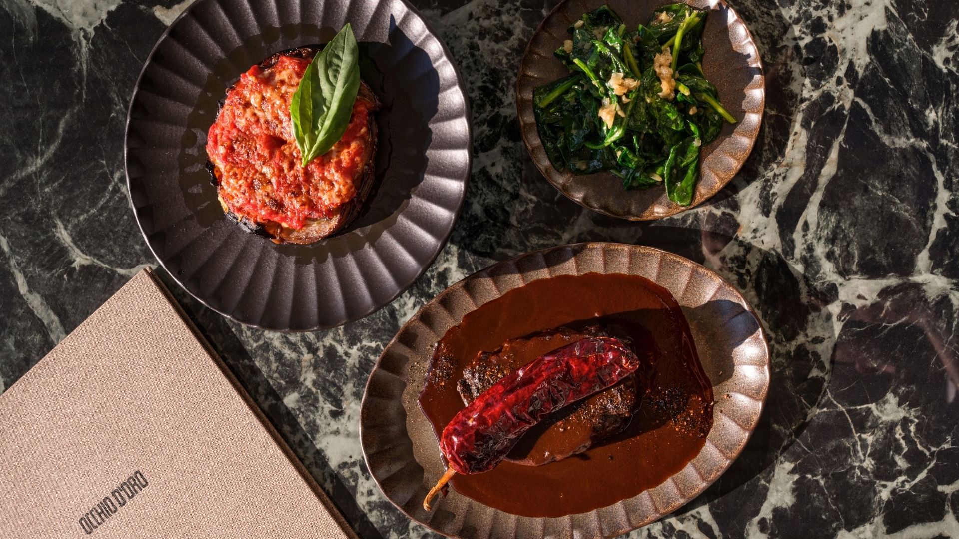 Aufnahme aus der Vogelperspektive einiger würziger Gerichte, die im Flemings Hotels serviert werden