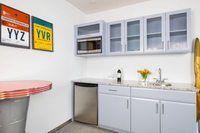 Kitchenette in King Premiere First Class at Retro Suites Hotel