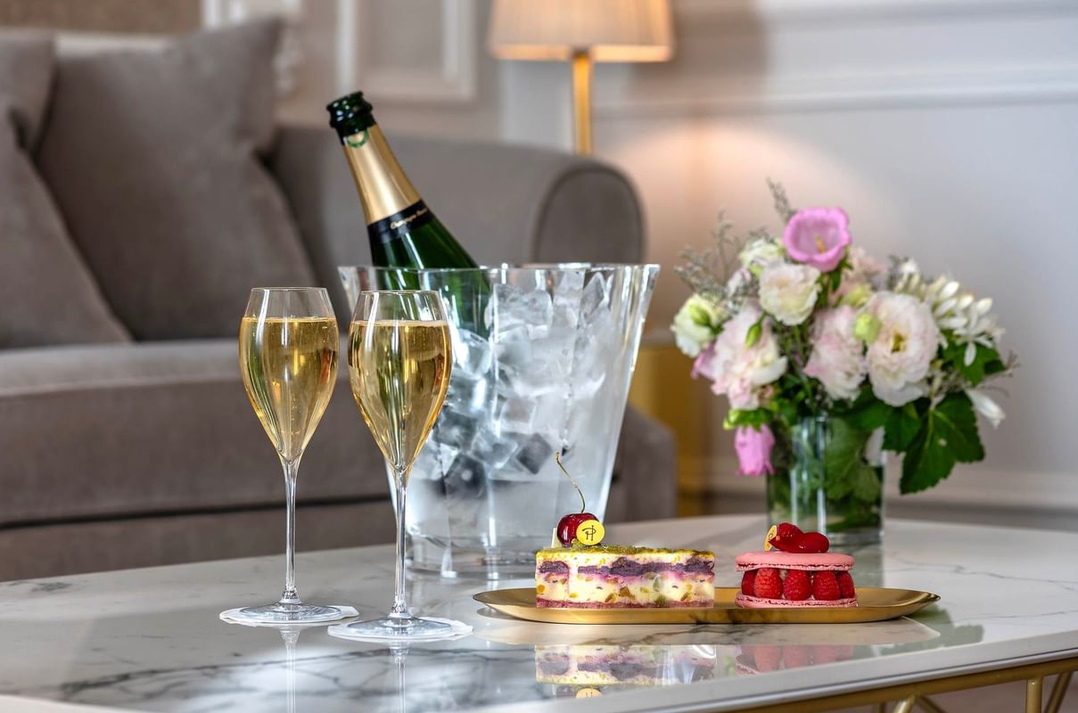 Deux coupes de champagne avec seau à glace, pâtisseries et bouquet de fleurs à Hotel Westminster Warwick Paris