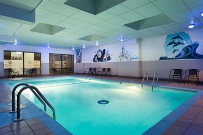 une piscine couverte