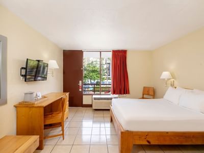 Habitación con vistas al jardín con 1 cama doble y 1 cama individual, escritorio y balcón cerca de Best Western Jaco Beach