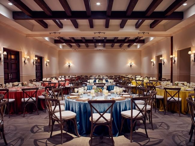Arreglos para cenas en el Salón Arcos con mesas redondas e iluminación elegante en Hacienda del Mar Los Cabos